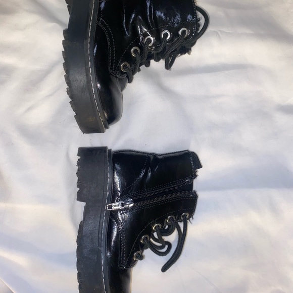Girls Black combat boots with thick sole. Size 8 H & M - Picture 2 of 2